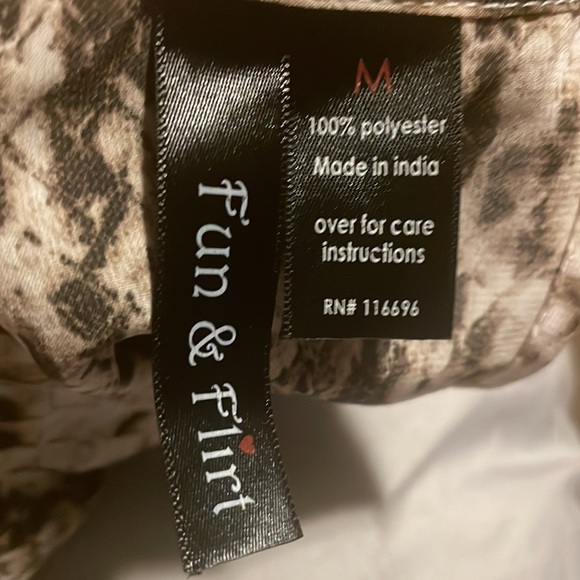 Fun and flirty (literally) cute top - Picture 3 of 3